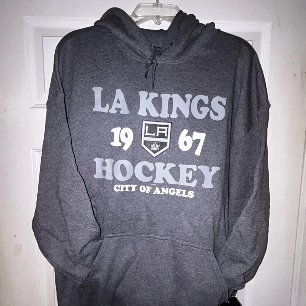 👑🏒🏟️ Los Angeles Kings NHL Hockey Marquee Stadium Hoodie 🏟️🥅🏒👑 - Picture 13 of 13